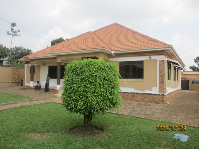 MENGO HOUSE TO LET